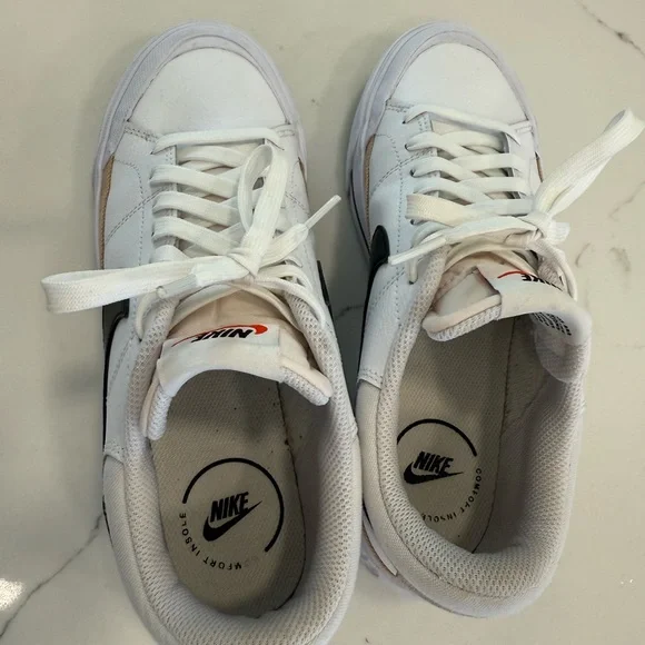 Nike women’s White and Black Sneakers - Picture 6 of 7